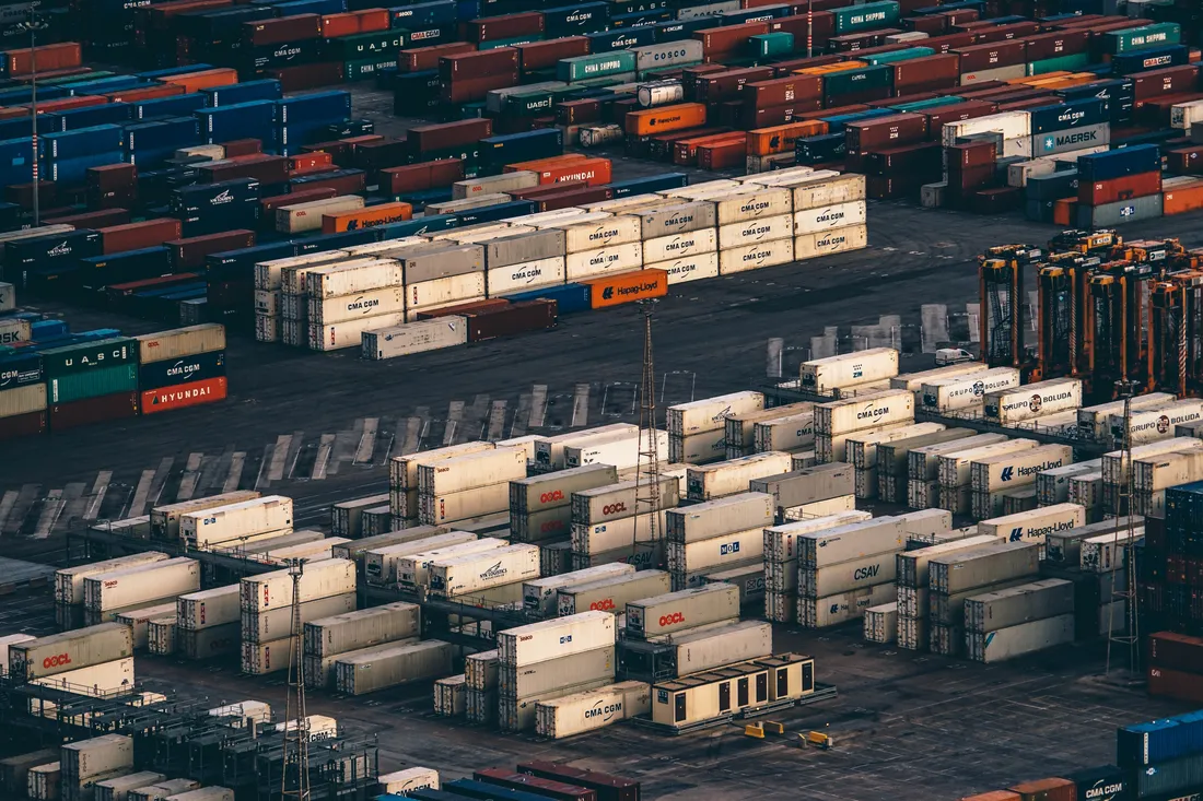 Морские контейнеры 20 и 40 футов — основа для бассейна из контейнера. Фото: Unsplash / CC0